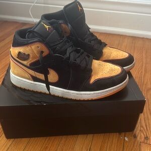 Air Jordan 1 Mid SE